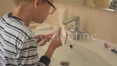 快乐男孩用肥皂洗手，在浴室刷牙。 孩子爱水和卫生程序.. <strong>水资源</strong>活动
